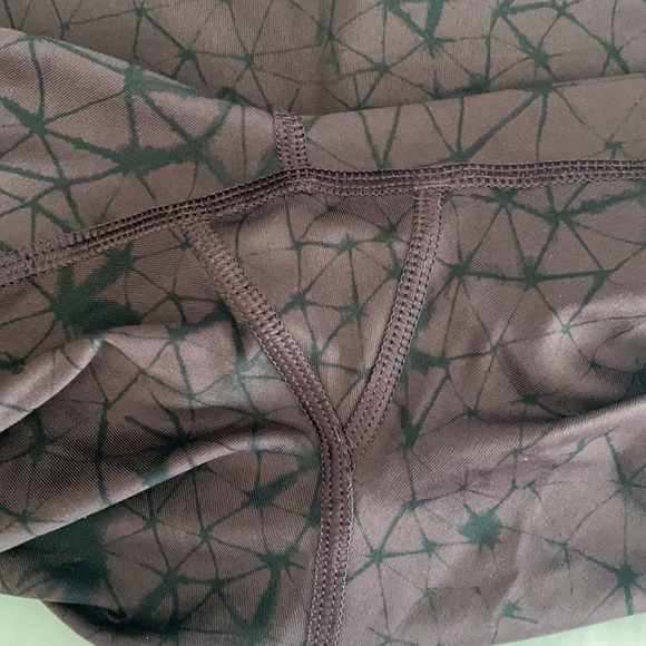 Lululemon Size 4 Plum Luxtreme Leggings - Picture 6 of 8